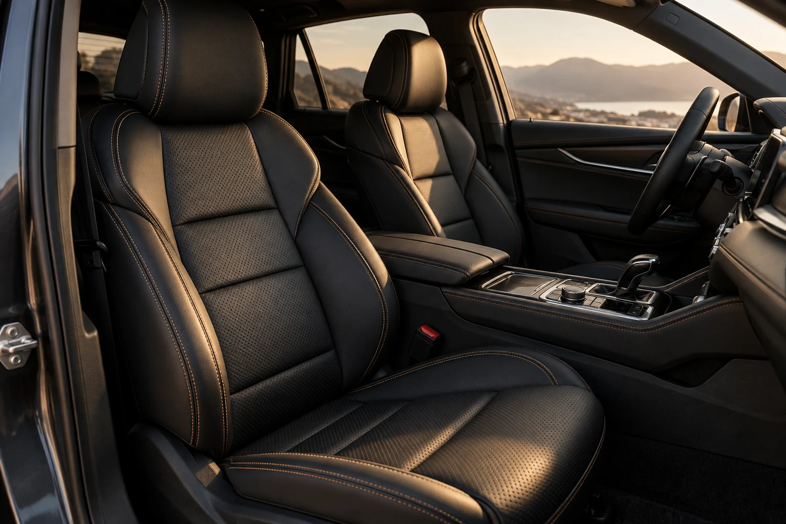 Imagem ilustrativa de interior automotivo com bancos pretos e costuras contrastantes